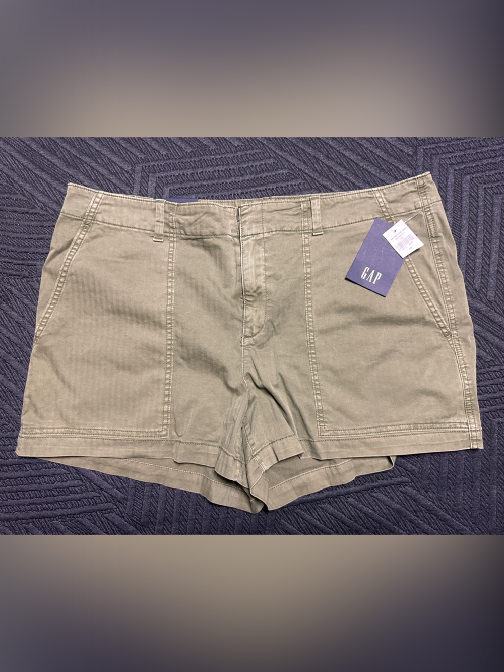 New With Tags!  GAP Women’s Olive Green City Shorts Size 16